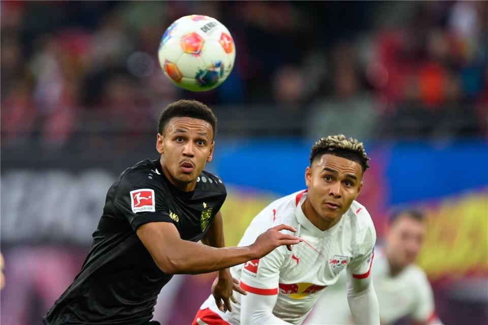  Luca Jaquez (l) hat beim VfB an Bedeutung gewonnen - für die Schweizer Nationalmannschaft fällt er angeschlagen aus.Hendrik Schmidt/dpa