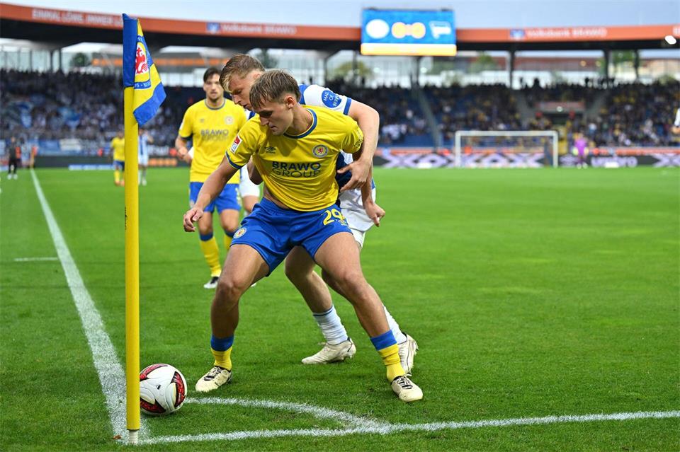  Lukas Frenkert von Eintracht Braunschweig (vorne) wird vom Berliner Julian Eitschberger bedrängt.Swen Pförtner/dpa