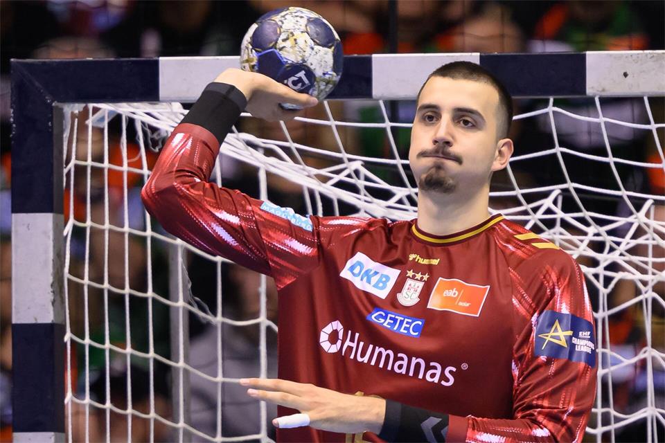  Matej Mandić vom SC Magdeburg trug maßgeblich zum Sieg in der Schweiz bei.Hendrik Schmidt/dpa