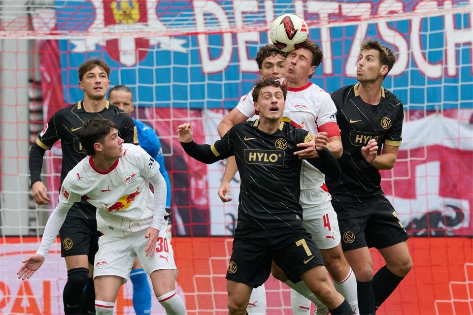  Maurice Krattenmacher (SV 07 Elversberg, vorne M) und Willi Orbán (RB Leipzig, 2.v.r) kämpfen um den Ball.Hendrik Schmidt/dpa