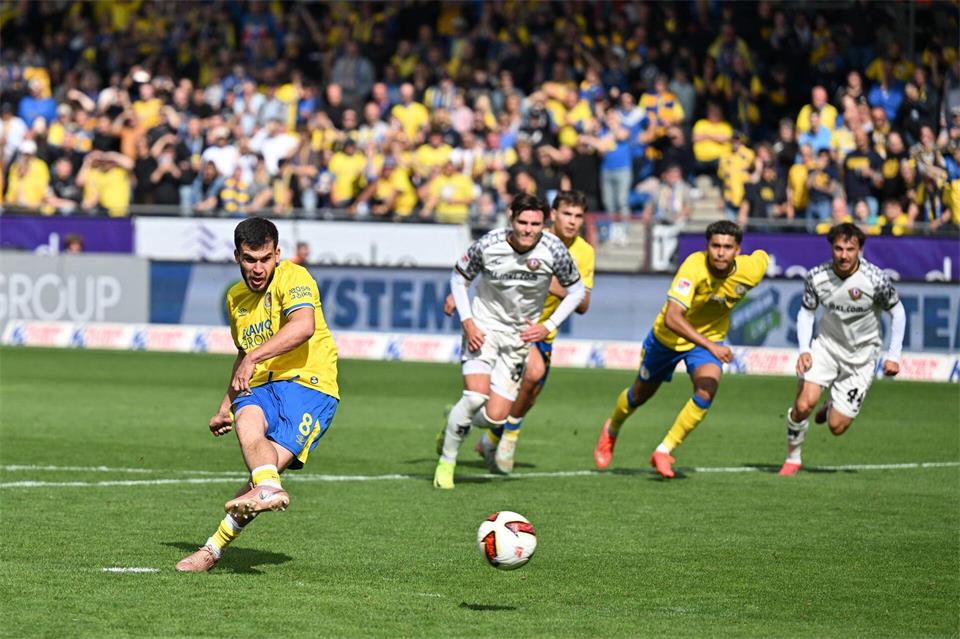  Mehmet Aydın von Eintracht Braunschweig (l) erzielt per Strafstoß das Tor zum 2:1.Swen Pförtner/dpa