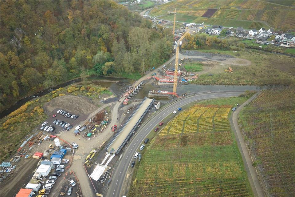  Mehr als drei Jahre nach der tödlichen Flutkatastrophe hat die Deutsche Bahn (DB) auf dem damals völlig zerstörten Abschnitt der Ahrstrecke die erste Brücke eingesetzt.Thomas Frey/dpa