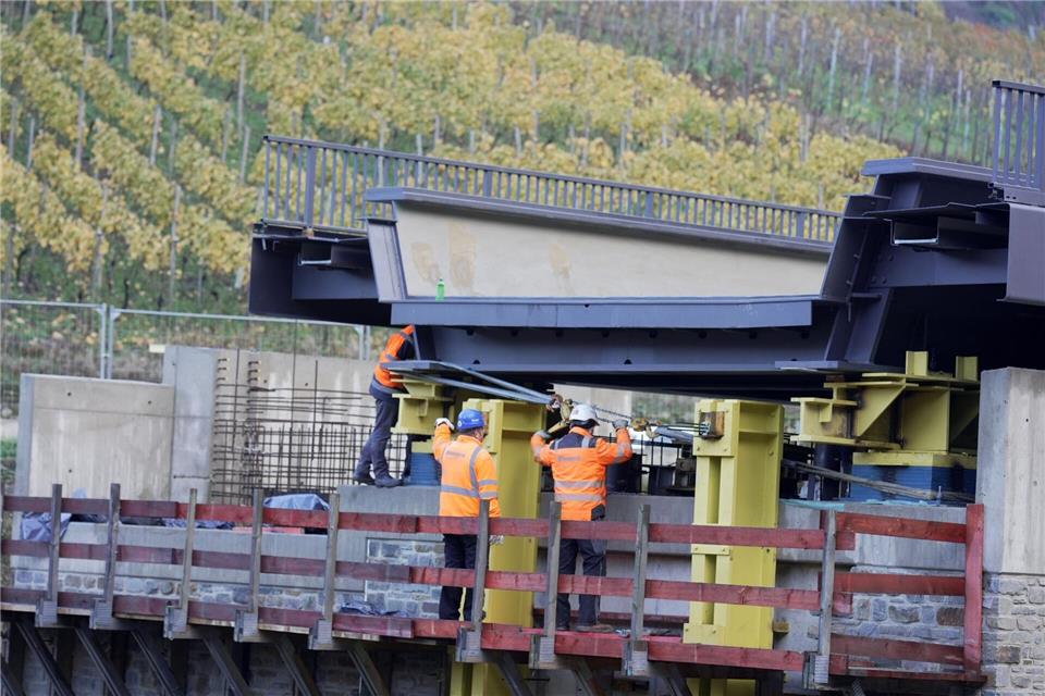  Mehr als drei Jahre nach der tödlichen Flutkatastrophe hat die Deutsche Bahn (DB) auf dem damals völlig zerstörten Abschnitt der Ahrstrecke die erste Brücke eingesetzt.Thomas Frey/dpa