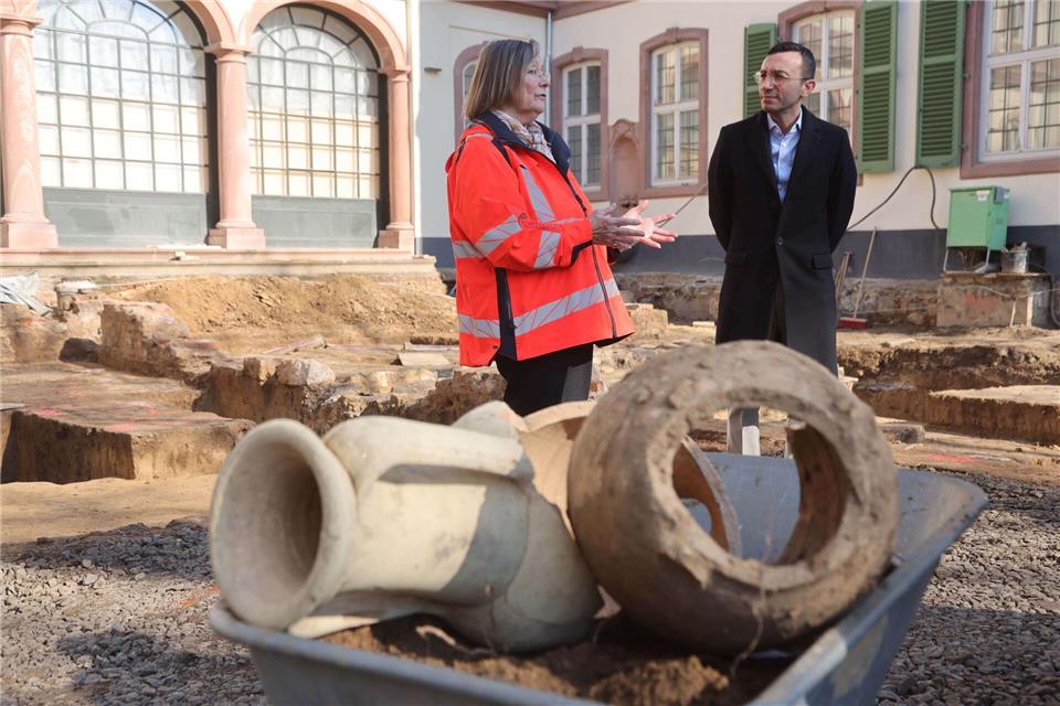  Mike Josef spricht von einem „einzigartigen Zeitzeugnis aus der frührömischen Zeit“. Maik Reuß/Stadt Frankfurt am Main/dpa