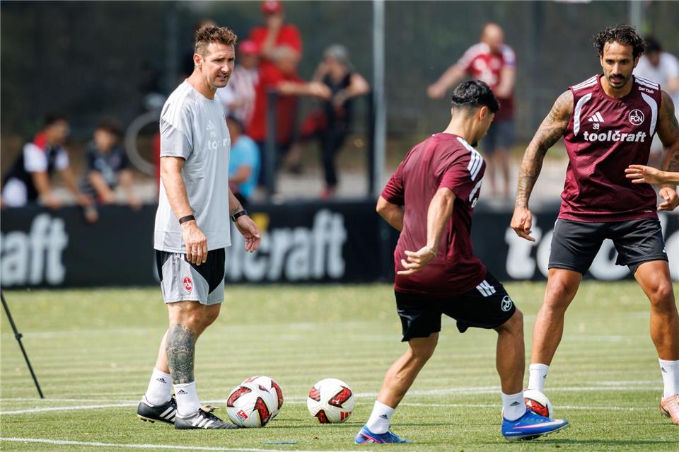  Miroslav Klose (l) geht beim 1. FC Nürnberg in seine dritte Saison als Trainer. (Archivbild)Daniel Karmann/dpa