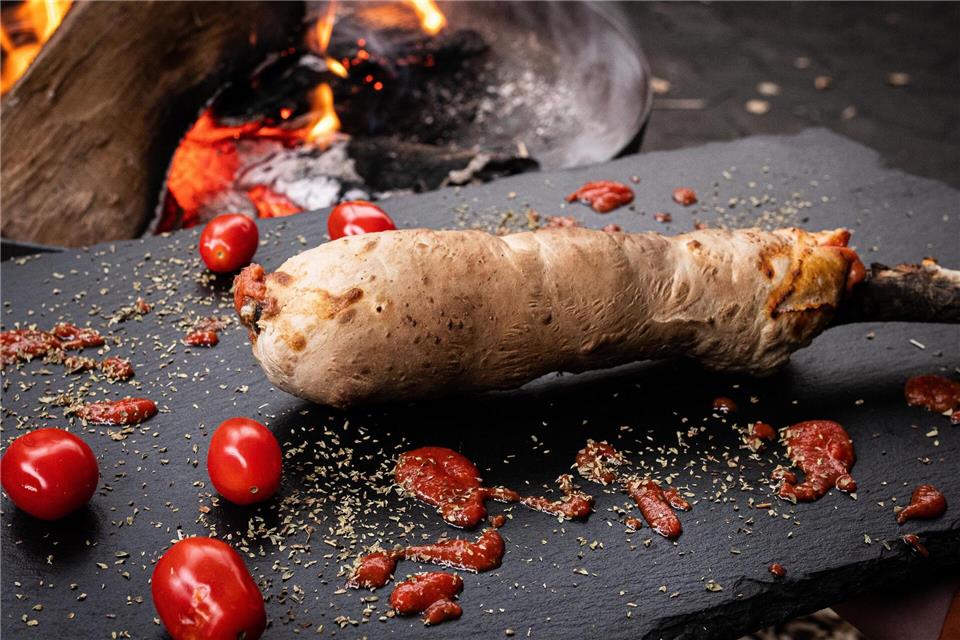  Mit Tomaten und Oregano bekommt das Stockbrot eine italienische Note.Grillfürst/dpa-tmn