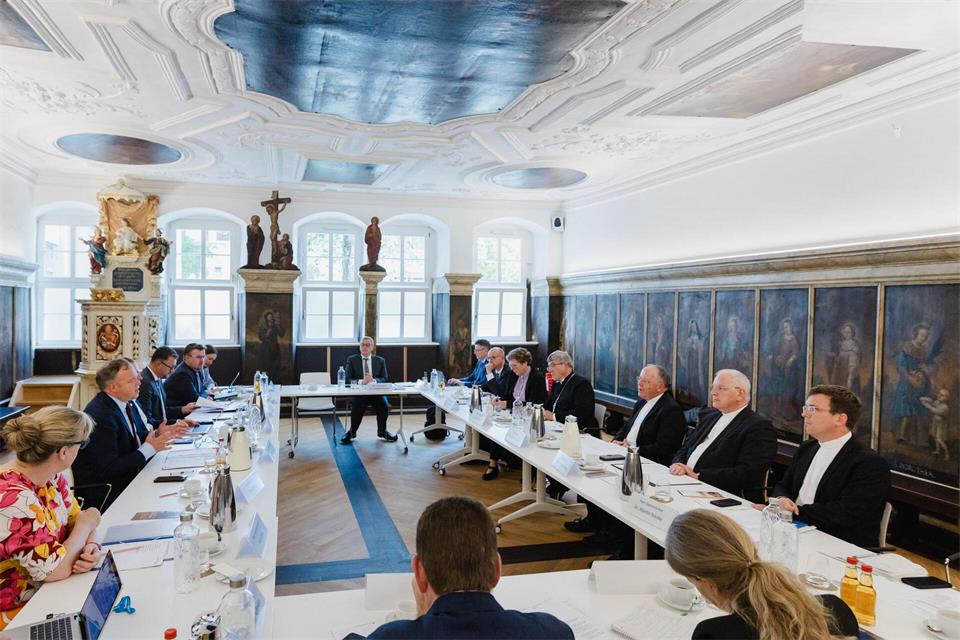  Mit rund 500.000 Gläubigen im Freistaat sind die evangelische und katholische Kirche laut Ministerpräsident Voigt breit verwurzelt.Michael Reichel/dpa