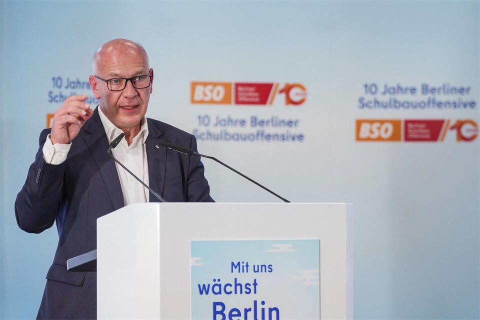 Nach Angaben der Bildungsverwaltung wurden rund 62.000 Schulplätze geschaffen und mehr als sieben Milliarden Euro investiert.Soeren Stache/dpa