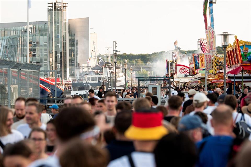  Nach Angaben der Stadt kamen allein zum Eröffnungswochenende bereits mehr als 1,1 Millionen Besucherinnen und Besucher in die Landeshauptstadt. Daniel Bockwoldt/dpa