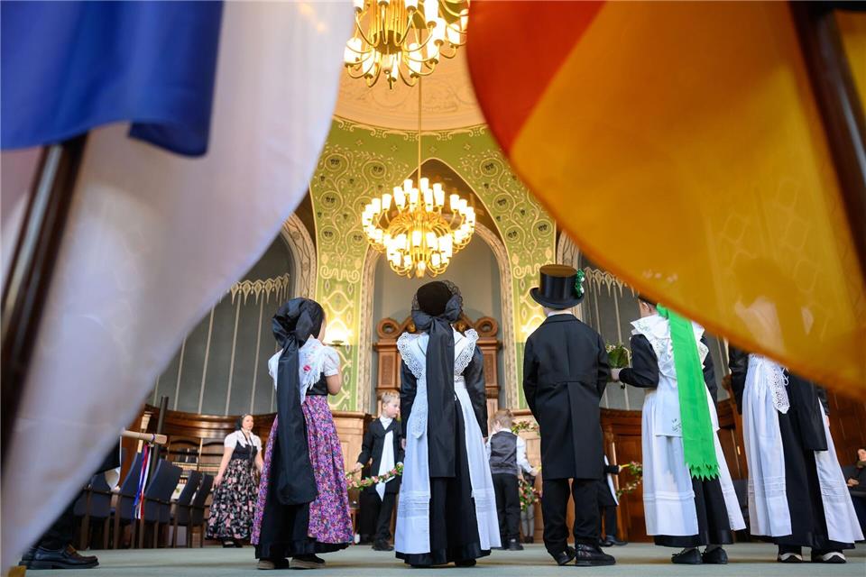  Nach altem Brauch stellen Kinder am Vorabend des 25. Januar leere Teller ans Fenster. Am Morgen liegt Gebäck in Vogel- und Nestform darauf, mit dem sich die Tiere für die Fütterung in der kalten Jahreszeit bedanken.Robert Michael/dpa