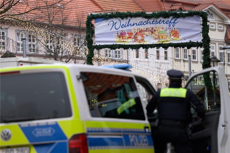  Nach der Räumung des Weihnachtsmarkts sucht die Polizei nach einem Verdächtigen. Swen Pförtner/dpa