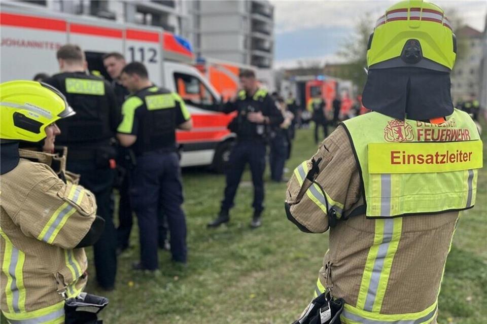  Nach einem Boxkampf ist in Prenzlauer Berg ein Streit eskaliert. Die Feuerwehr versorgt mehrere Verletzte. (Handout) -/Feuerwehr/dpa
