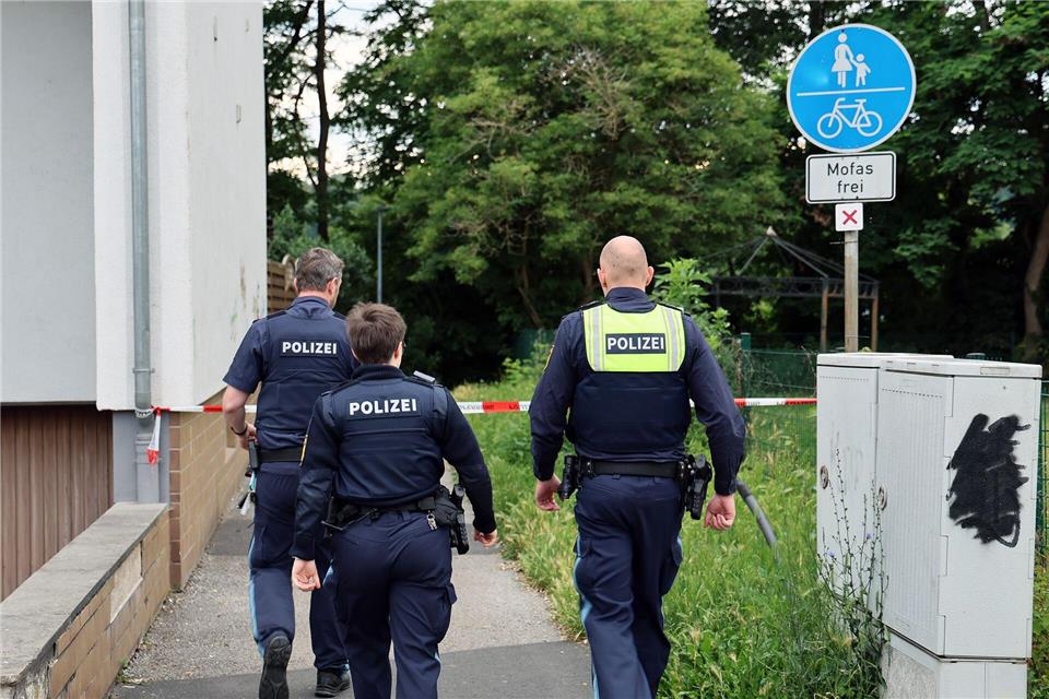  Nach einer tödlichen Messerattacke in Elsenfeld hat sich ein 27-jähriger Angehöriger der Polizei gestellt.Ralf Hettler/dpa