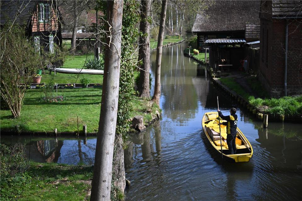  Nach sechs Monaten endet die Saison der Postzustellung per Spreewaldkahn. (Archivbild) Sebastian Christoph Gollnow/dpa