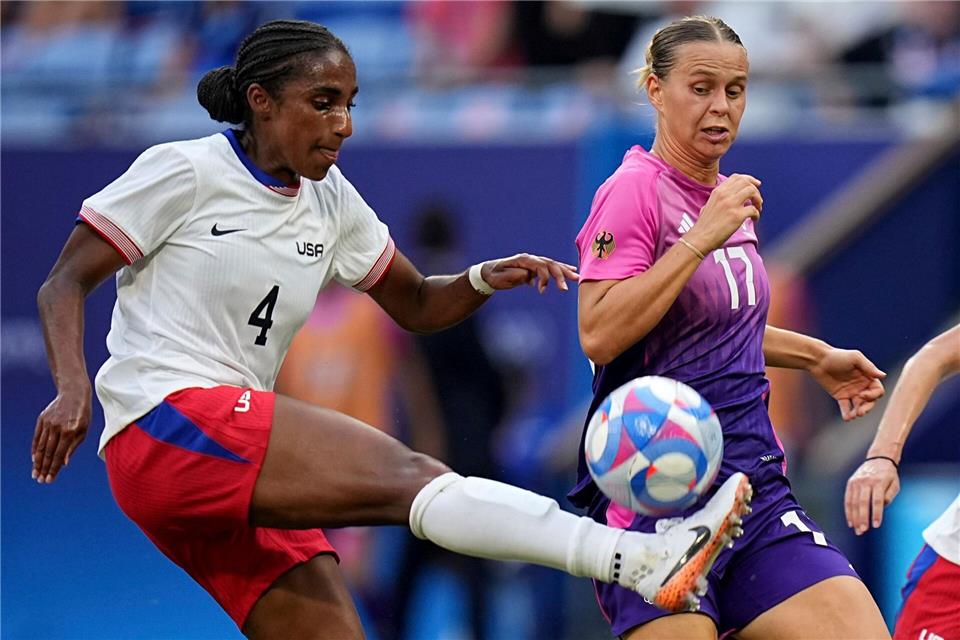  Naomi Girma (l) ist die erste Fußballerin weltweit, für die über eine Million Euro Ablöse gezahlt wird.Laurent Cipriani/AP/dpa