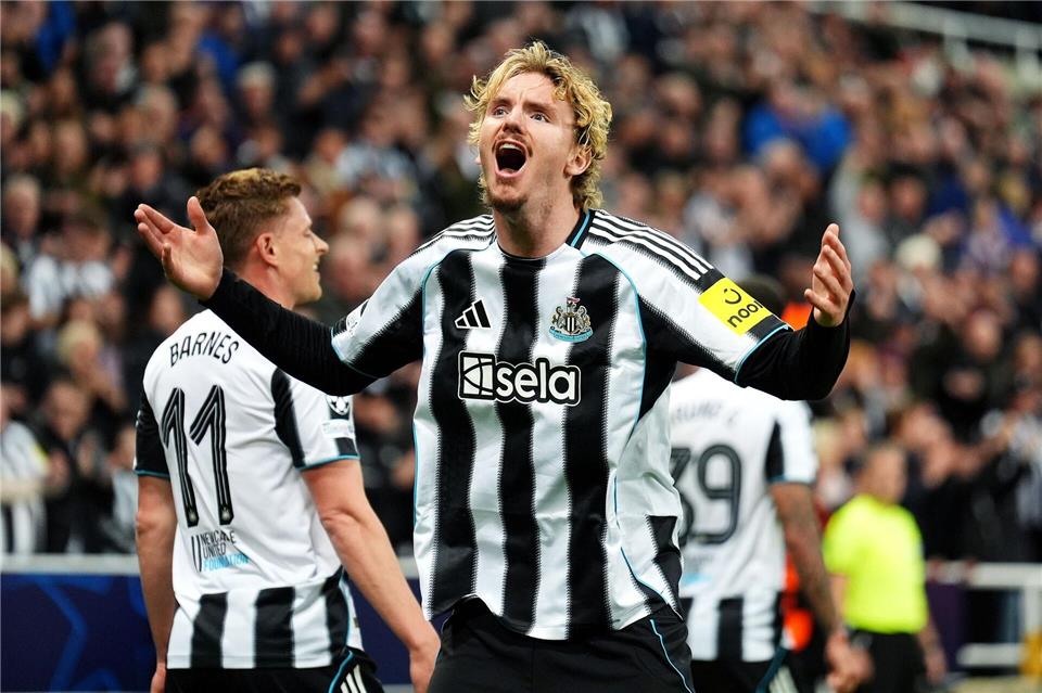  Nick Woltemade feiert mit Newcastle United den Sieg gegen Benfica LissabonMike Egerton/PA Wire/dpa
