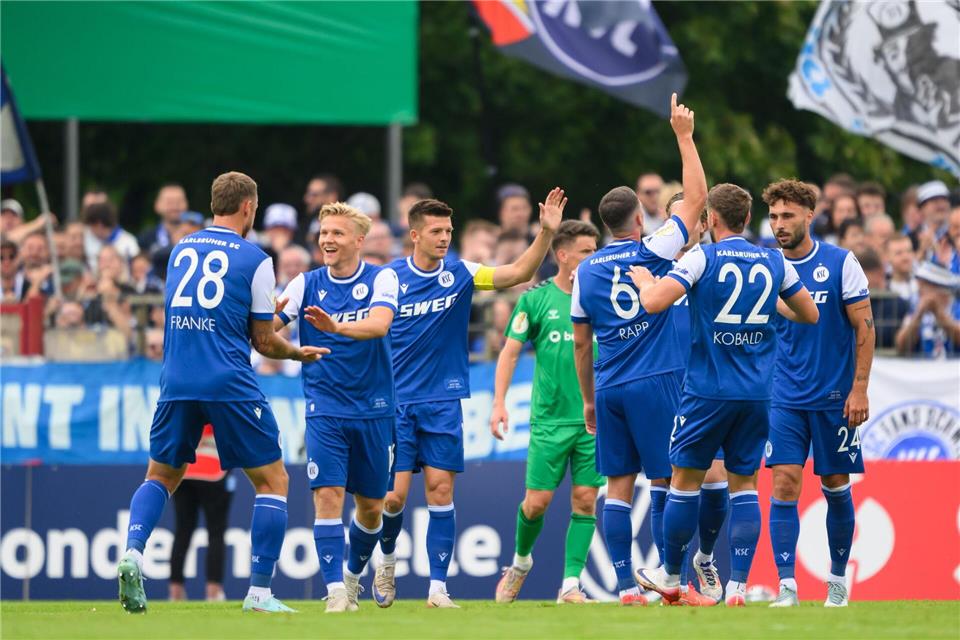  Nicolai Rapp (Karlsruher SC, 3.v.r) und seine Mitspieler jubeln nach dem Tor zum 0:2.Robert Michael/dpa