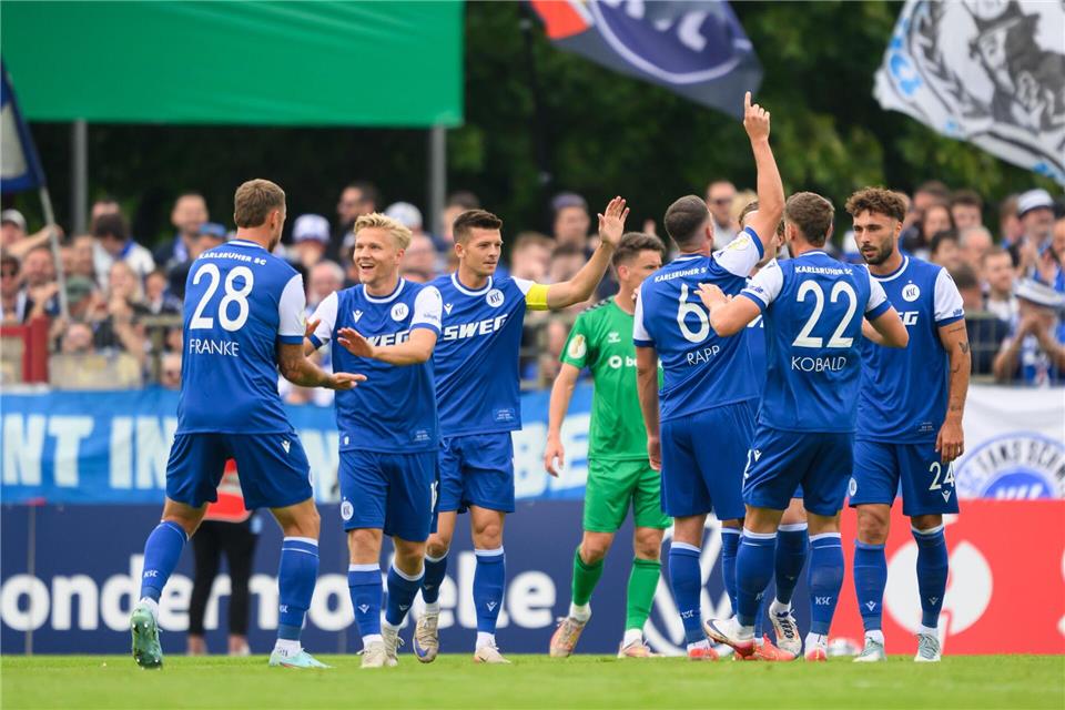  Nicolai Rapp (Karlsruher SC, 3.v.r) und seine Mitspieler jubeln nach dem Tor zum 0:2.Robert Michael/dpa