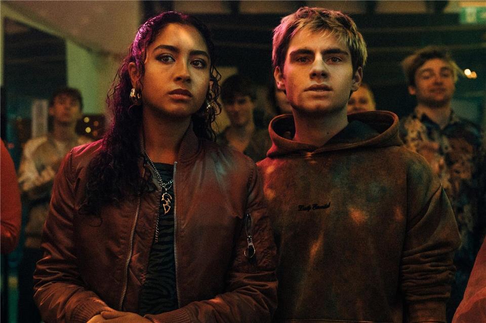 Nola (Samira Breuer) und Corvin (Florian Geißelmann) suchen die Macher der „Schattenseite“.Elliott Kreyenberg/ARD Degeto Film/HR/funk/Dreamtool Entertainment GmbH/dpa
