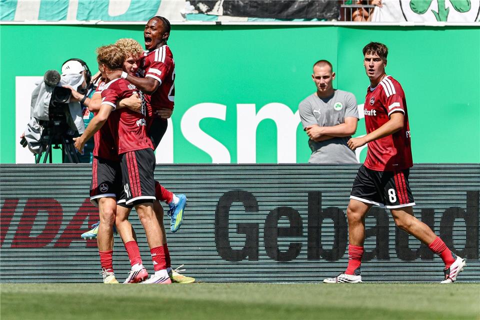  Nürnbergs Spieler jubeln über den Derbysieg in Fürth.Daniel Löb/dpa