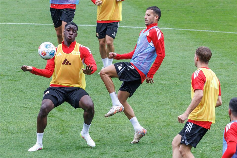  Oluwaseun Ogbemudia (l) hofft auf mehr Spielzeit bei Waldhof Mannheim. (Archivbild)Andreas Gora/dpa