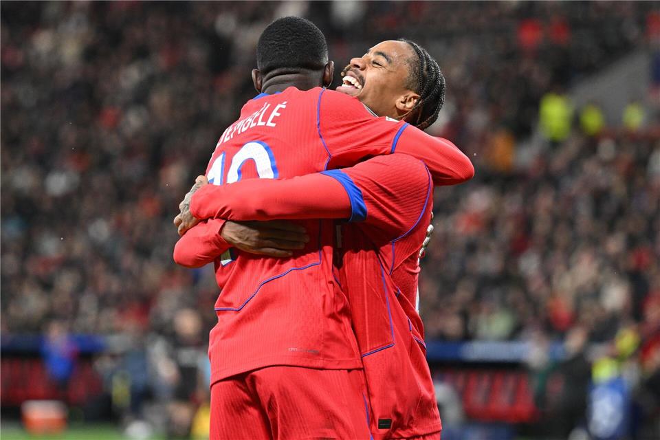 71 Treffer: Torreichster Spieltag in der Champions League Ousmane Dembele (l) traf für Paris beim überlegenen Sieg in Leverkusen.Bernd Thissen/dpa