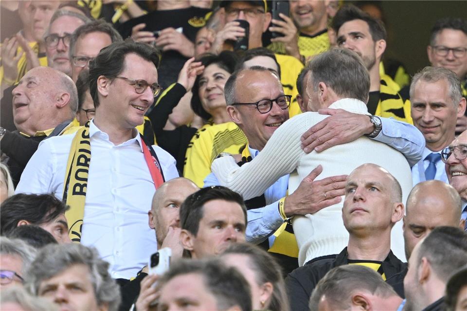  Partei- und BVB-Freunde: Friedrich Merz (Mitte) und Hans-Joachim Watzke (Archivfoto).Bernd Thissen/dpa