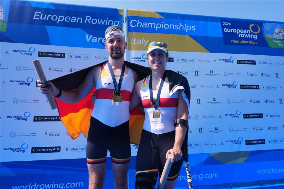  Paul Umbach (l) und Jasmina Bier sorgten im Para-Mixed-Doppelzweier für das erste deutsche EM-Gold. Antonio Calanni/AP/dpa