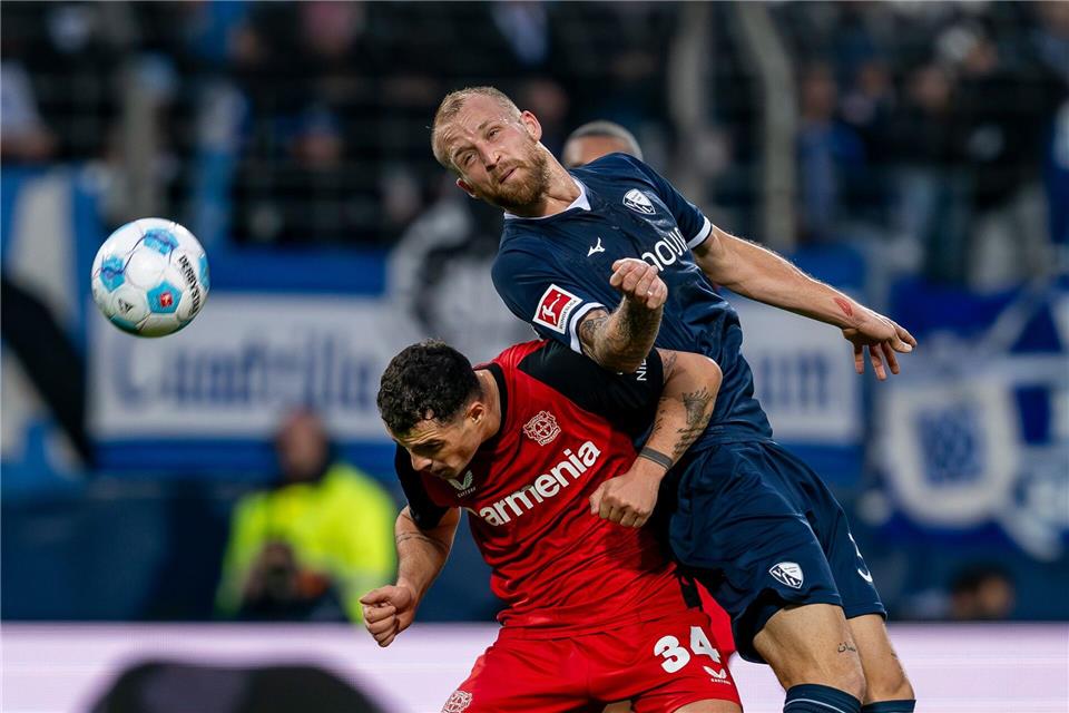  Philipp Hofmann (r.) setzt sich gegen Granit Xhaka durch.David Inderlied/dpa