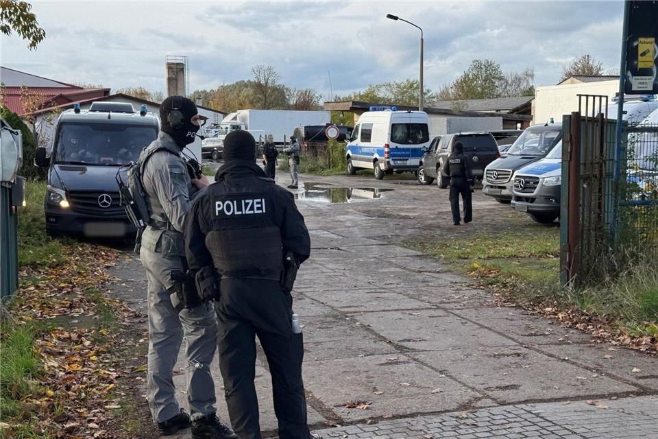 Drogenlabor in Nauen – Abtransport von Chemikalien  Polizei und Zollfahndung haben dort ein großes Drogenlabor ausgehoben. Julian Stähle/dpa