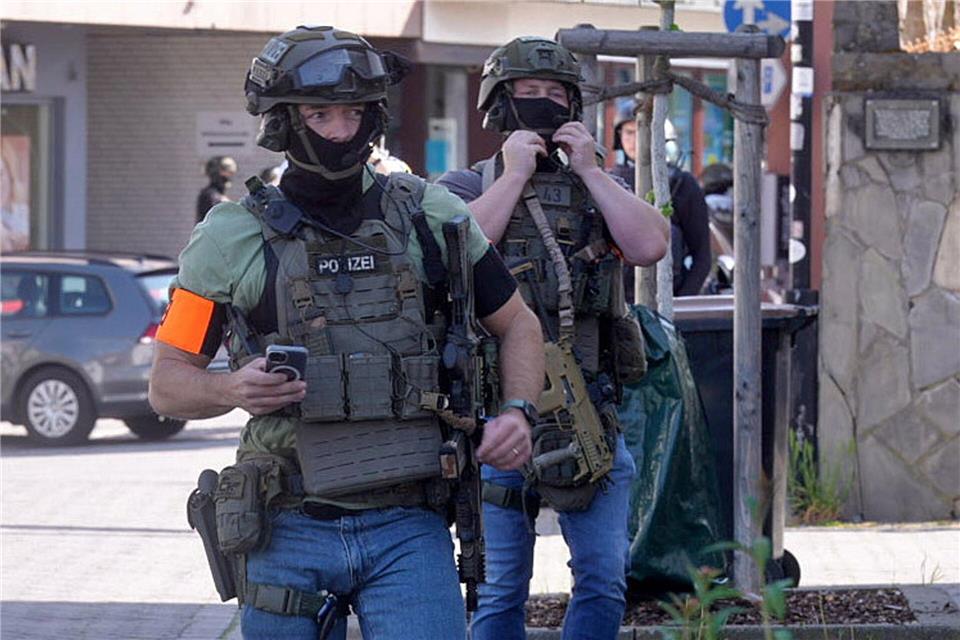  Polizisten mit Spezialausrüstung sind in Sinzig im Kreis Ahrweiler bei einer Geiselnahme im Einsatz. Thomas Frey/dpa