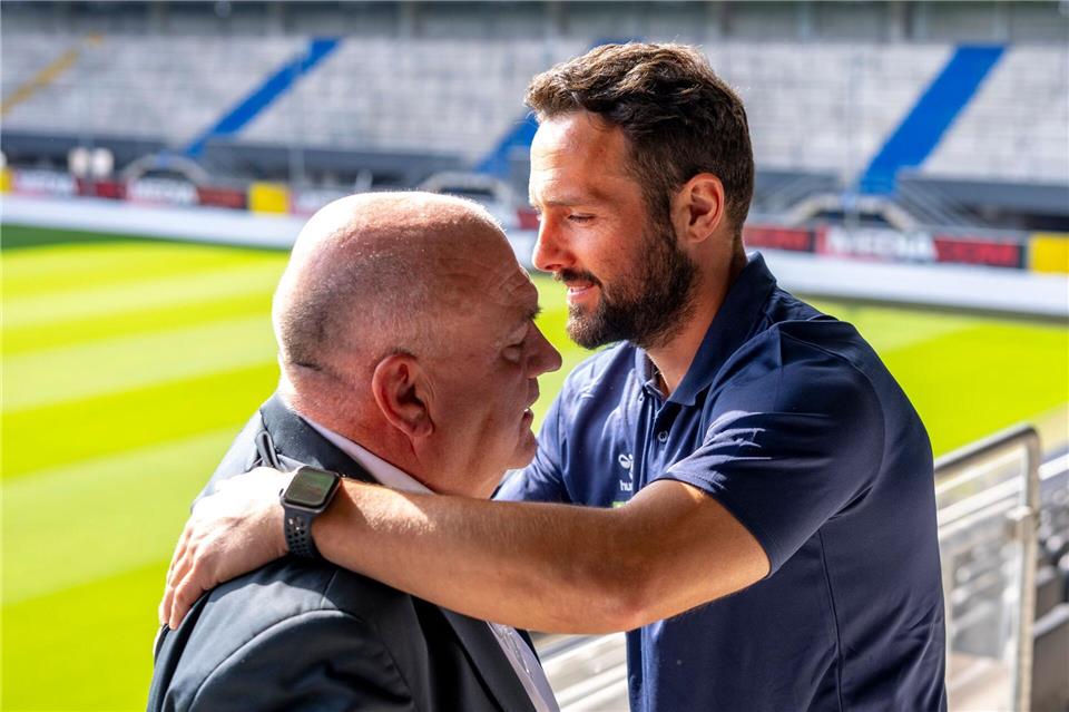  Präsident Thomas Sagel (l) und Trainer Ralf Kettemann (r) arbeiten künftig mit dem neuen Sportchef Sebastian Lange zusammen. David Inderlied/dpa
