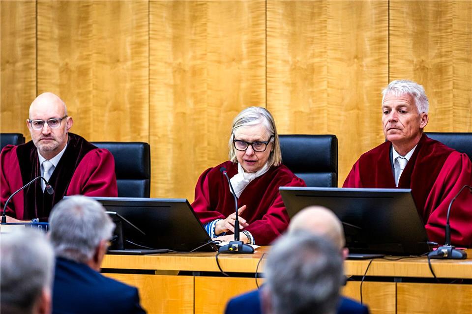  Präsidentin Barbara Dauner-Lieb (M.) und ihre Richterkollegen Dirk Gilberg und Gereon Wolters (r.) diskutierten mit den Vertretern der Kläger über die Verfassungsmäßigkeit des Sondervermögens. Lars Berg/dpa