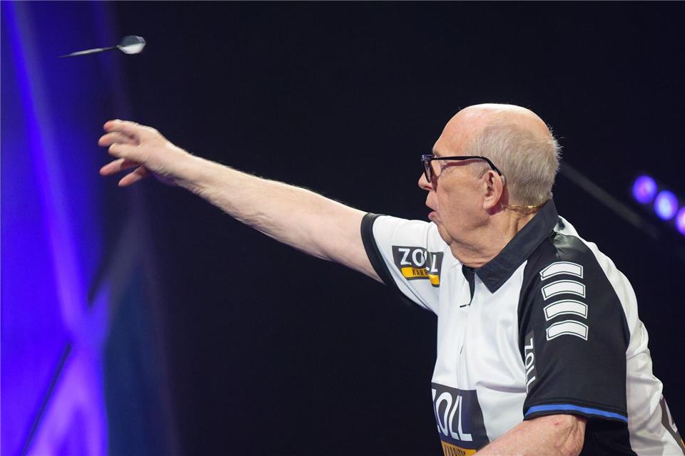  Rainer Calmund wirft bei der Promi-Darts WM 2026 einen Dart.Henning Kaiser/dpa