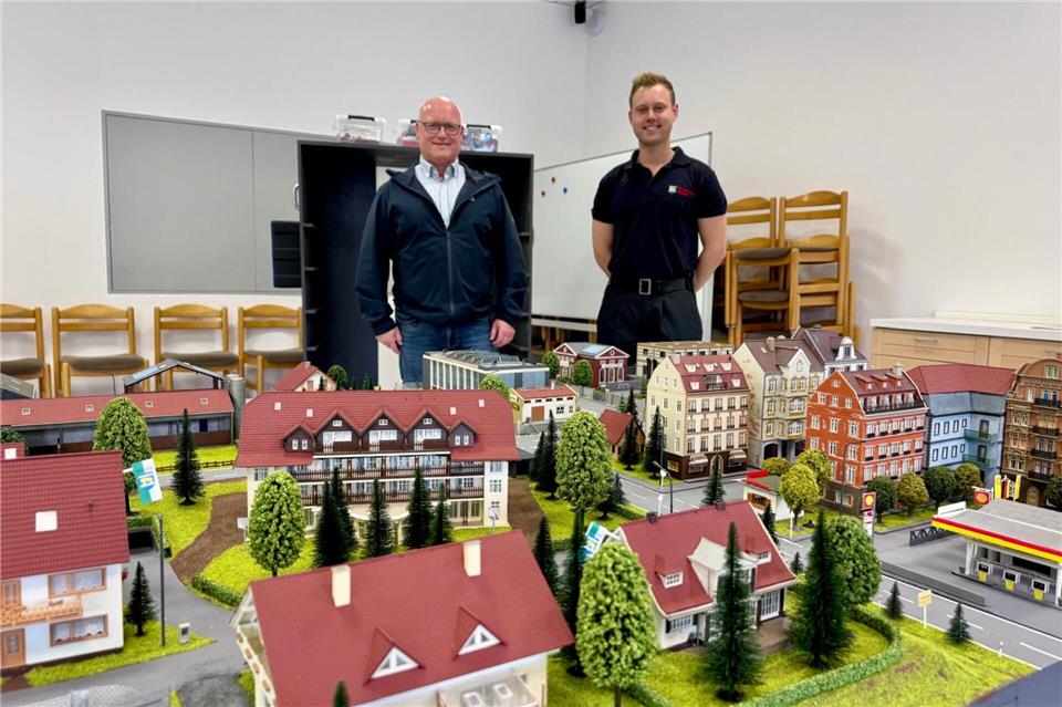  Ralf (links) und Marvin Schäfer haben in Kleinstarbeit das Planübungsmodell gebaut. 