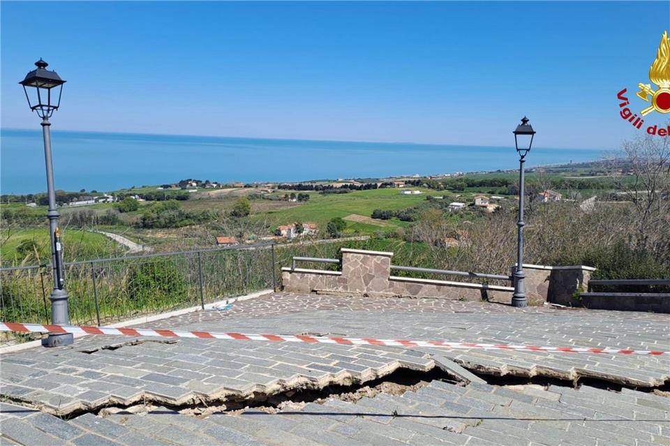  Risse in Straßen - eine der Folgen des Erdrutsches. Vigili Del Fuoco/dpa