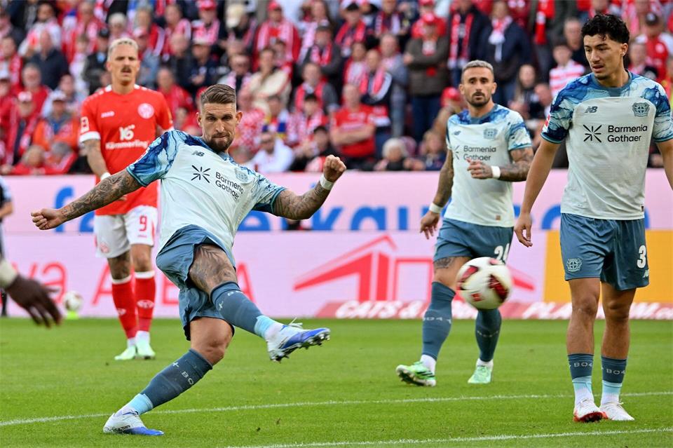  Robert Andrich (l) trifft für Bayer Leverkusen.Torsten Silz/dpa