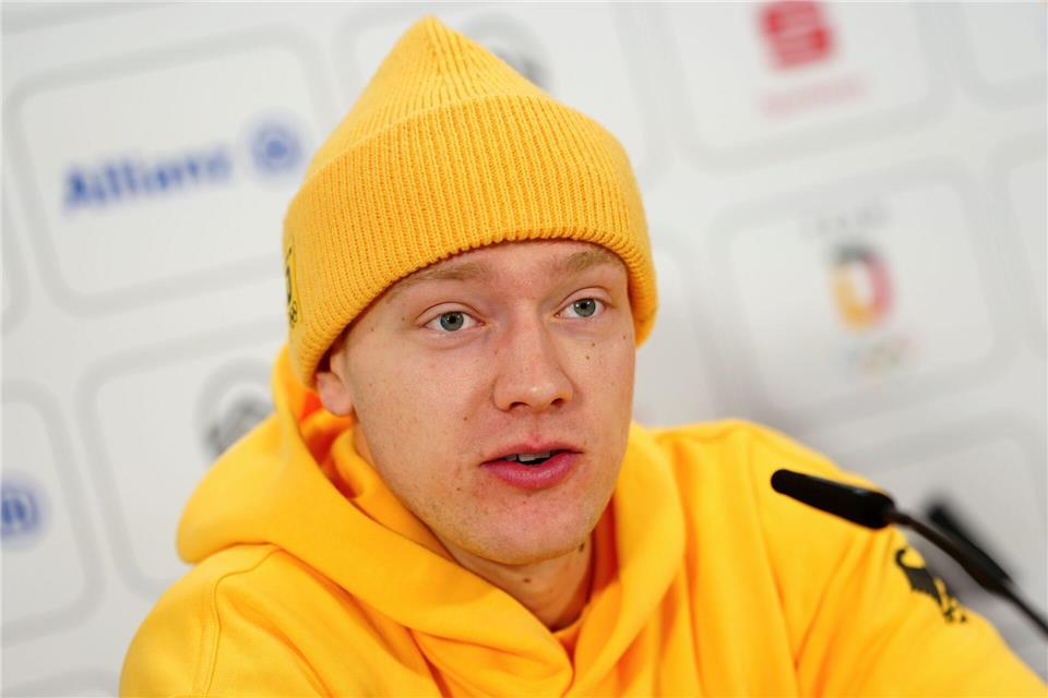  Rodler Max Langenhan spricht auf einer Pressekonferenz des deutschen Teams und kritisiert die TV-Bilder.Michael Kappeler/dpa