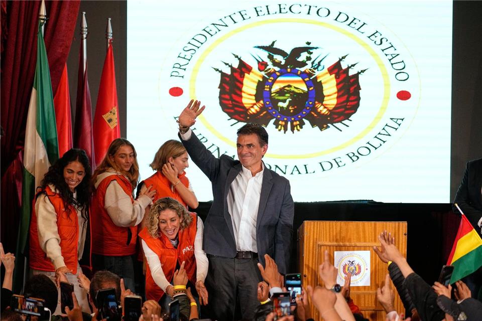  Rodrigo Paz Pereira hielt nach seinem Wahltriumph eine Rede vor Anhängern.Natacha Pisarenko/AP/dpa