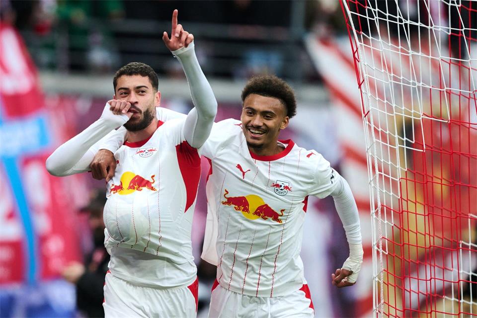  Romulo (l) und Tidiam Gomis suchen nach Gründen für die so unterschiedlichen Heim- und Auswärtsauftritte.Hendrik Schmidt/dpa