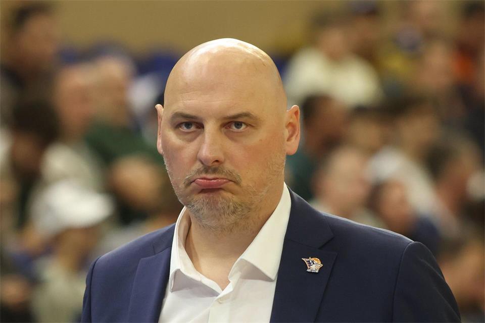  Rostocks Coach Przemyslaw Frasunkiewicz kassierte mit seinem Team im Eurocup eine Niederlage. (Archivbild)Danny Gohlke/dpa