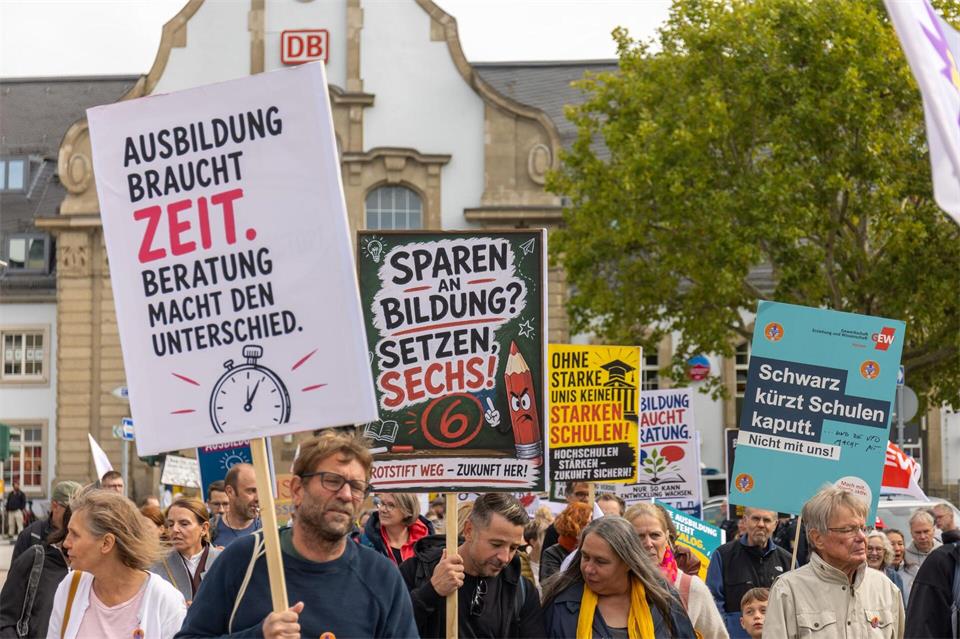  Rund 300 Referendare, Ausbilder und Unterstützer protestierten am Samstag in Marburg gegen die Verkürzung.Christian Lademann/dpa