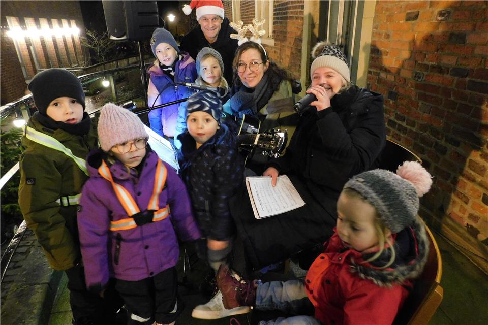  Sängerin Claudia Bone (r.) und die Musiker Judith und Ingo Spier singen traditionell alte und neue Adventslieder beim Adventssingen des Heimatvereins Ramsdorf.