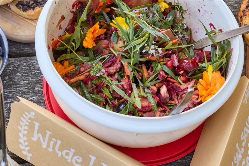  Salat aus Blüten und verschiedenen Kräutern bei Wanderung in der Heide. Georg Wendt/dpa