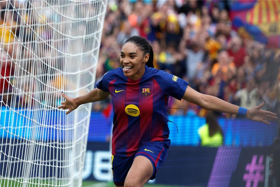  Salma Paralluelo jubelt früh für Barcelona gegen den FC Bayern.  Joan Monfort/AP/dpa