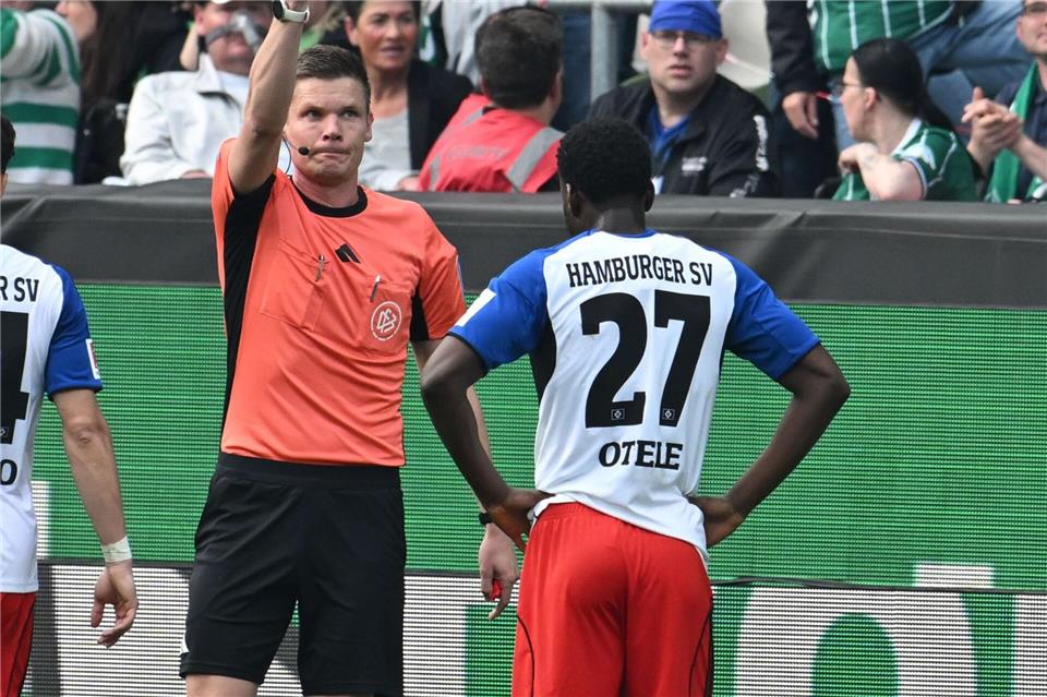  Schiedsrichter Florian Exner zeigt Philip Otele vom Hamburger SV in Bremen die Rote Karte.Carmen Jaspersen/dpa