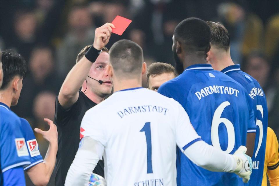  Schiedsrichter Lars Erbst zeigt Patric Pfeiffer (SV Darmstadt, 2.v.r.) die Rote Karte.Robert Michael/dpa
