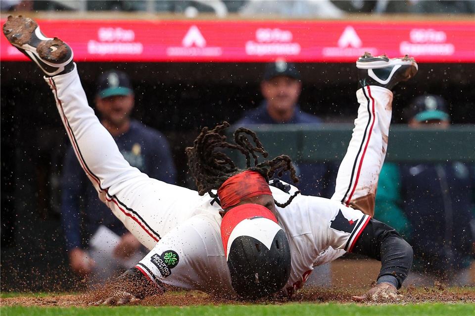  Schlagmann der Minnesota Twins, Josh Bell, rutscht sicher auf die Home Plate.Matt Krohn/AP/dpa