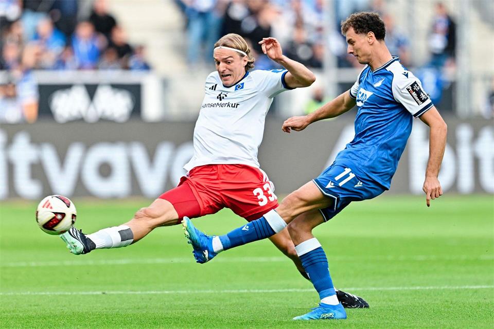  Sebastiaan Bornauw (l.) klärt für den HSV.Uwe Anspach/dpa