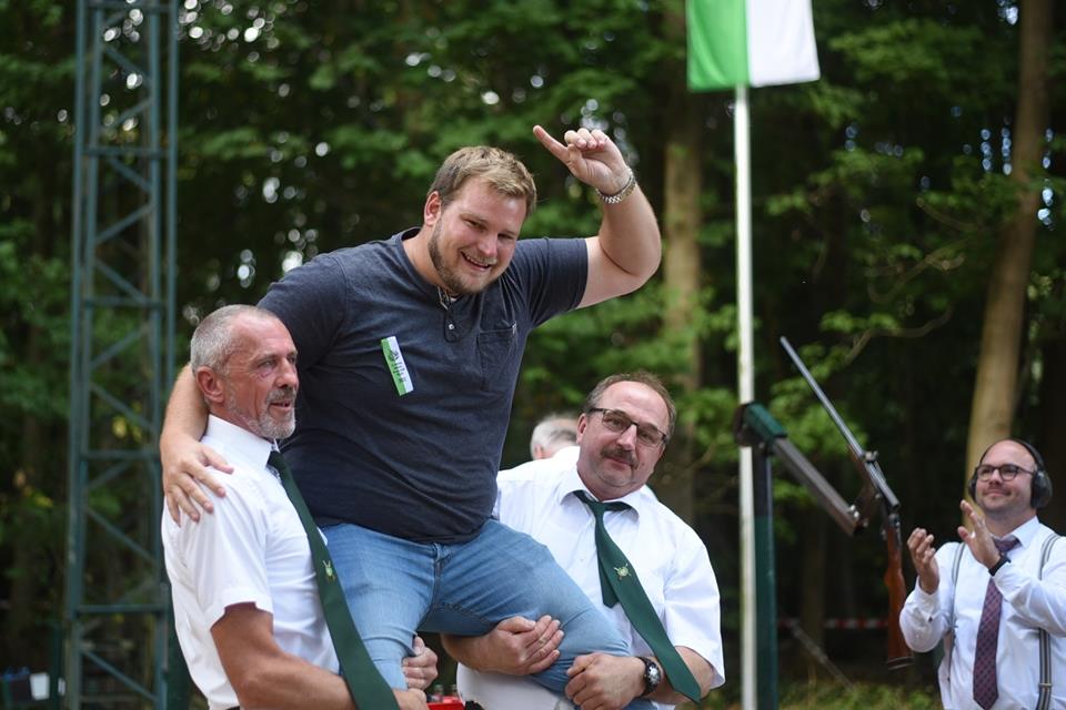  Simon Schiemann ist der neue Schützenkönig in Velen. Nach 246 Schüssen holte er den Vogel mit Schuss 247 von der Stange.